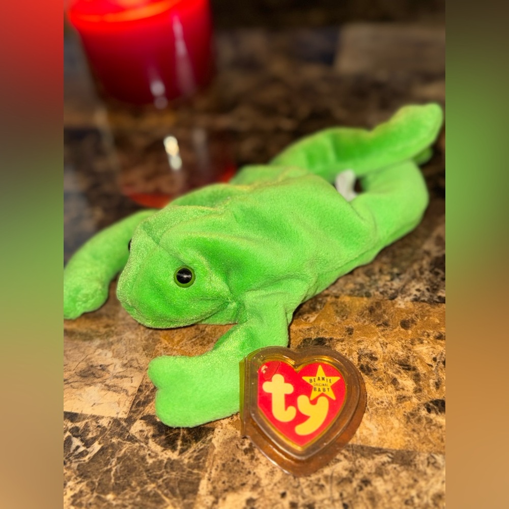 🐸 TY Beanie Baby “Legs” 1993 – Green Frog w/ Tag & Display Case